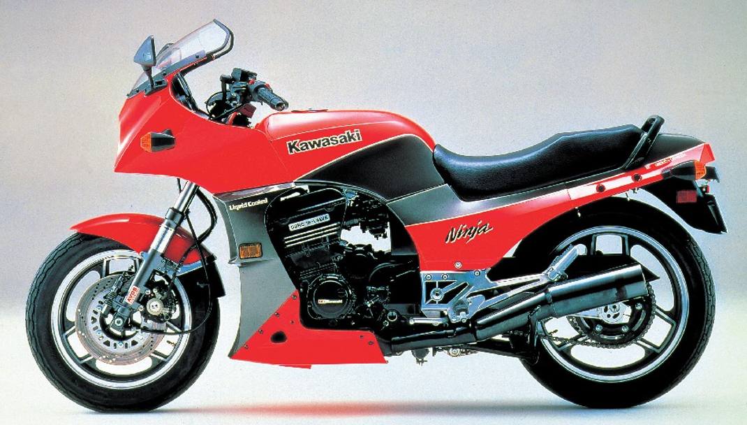 Trent&#39;anni di Ninja.  dal 1984 che per i centauri  sinonimo delle Kawasaki ad alte prestazioni. Un album fotografico pr seguire l&#39;evoluzione tecnica e stilistica delle Ninja. La storia ha inizio con la GPZ 900